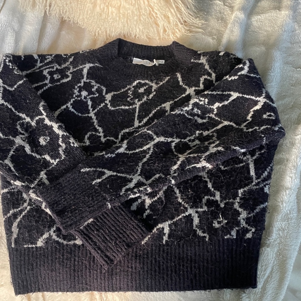 Astr Women's Black and White Floral Crewneck Sweater